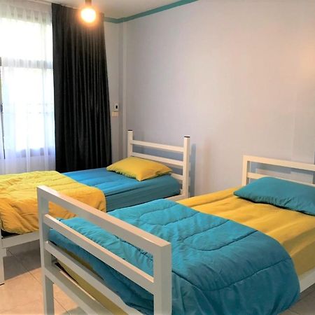 Meet & Meal Hostel Bangkok Exterior photo