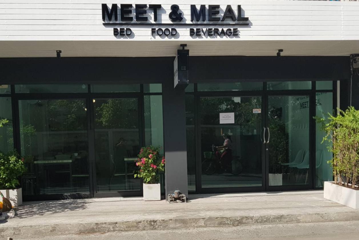 Meet & Meal Hostel Bangkok Exterior photo
