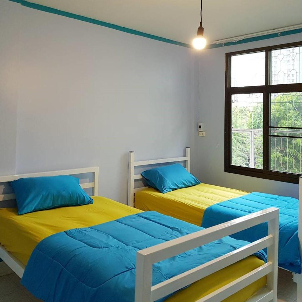 Meet & Meal Hostel Bangkok Exterior photo